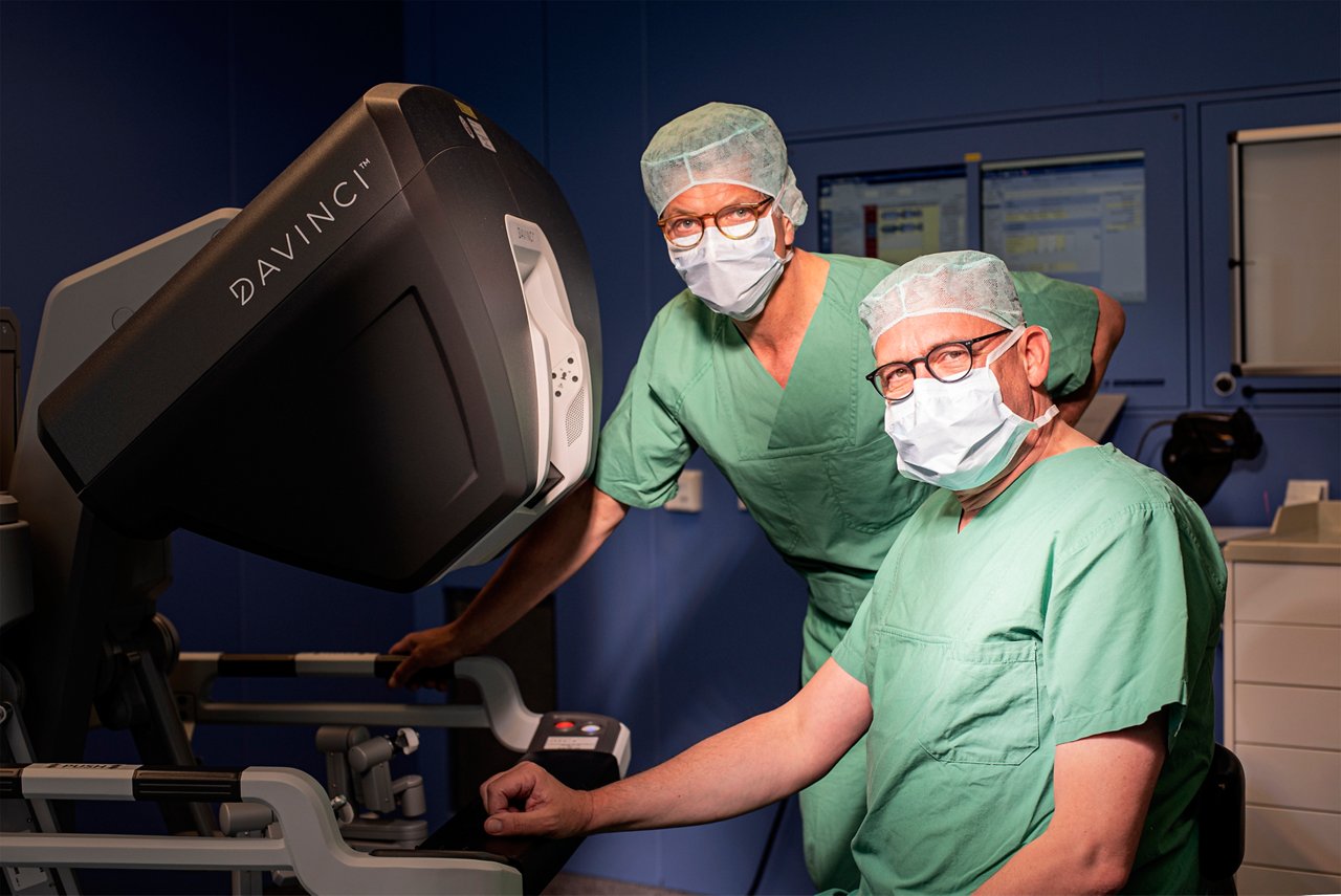 Prof. Friedrich und Dr. Wullstein am Davinci, roboter-assistierte Chirurgie in Krefeld.