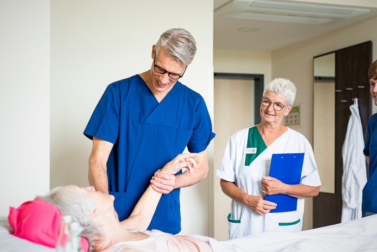 Unser Chefarzt der Orthopädie im Gespräch mit einer Patientin