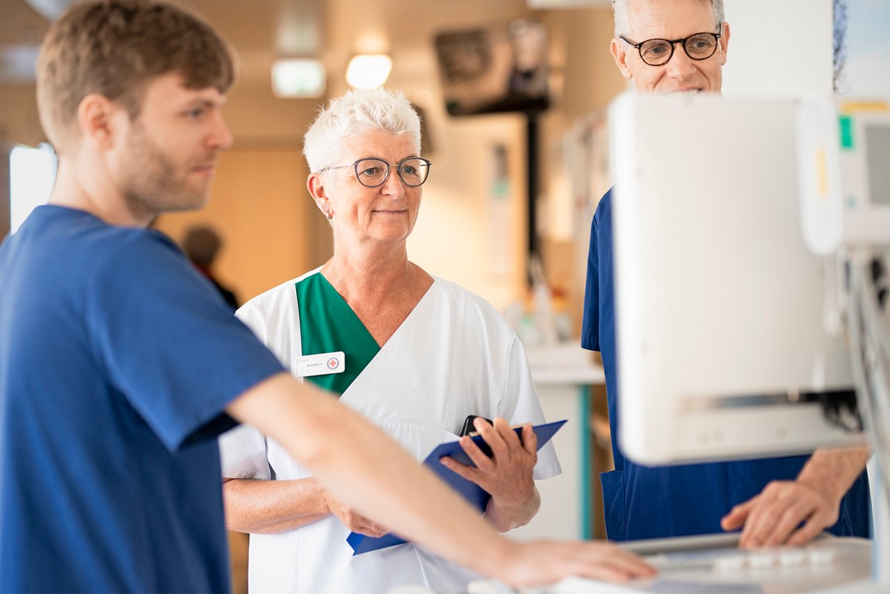 Besprechung in der Orthopädie am Visitenwagen