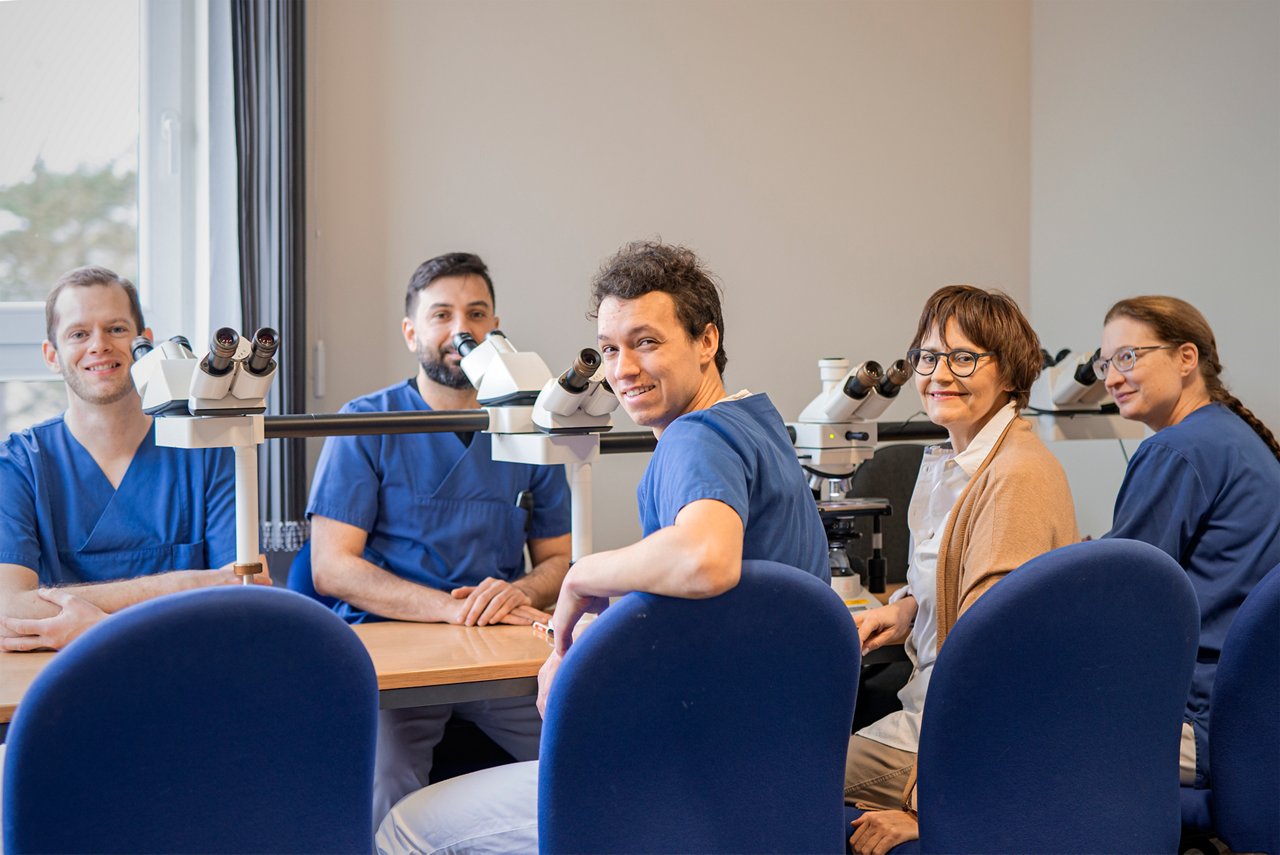 Ärztliches Team der Pathologie am Besprechungsmikroskop