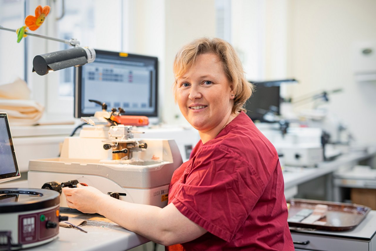 Anfertigung hauchdünner Schnitte für die Mikroskopie