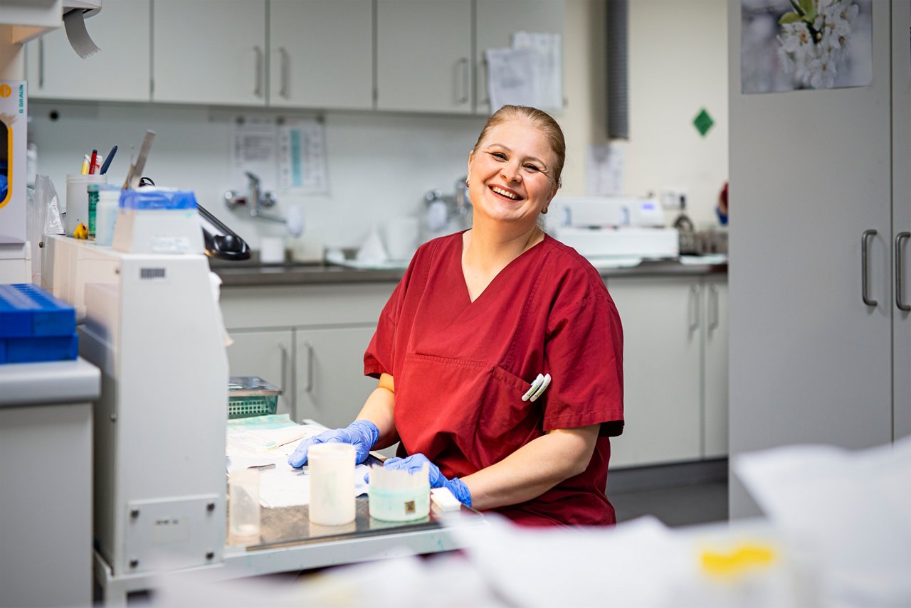 Mitarbeiterin im Routinelabor