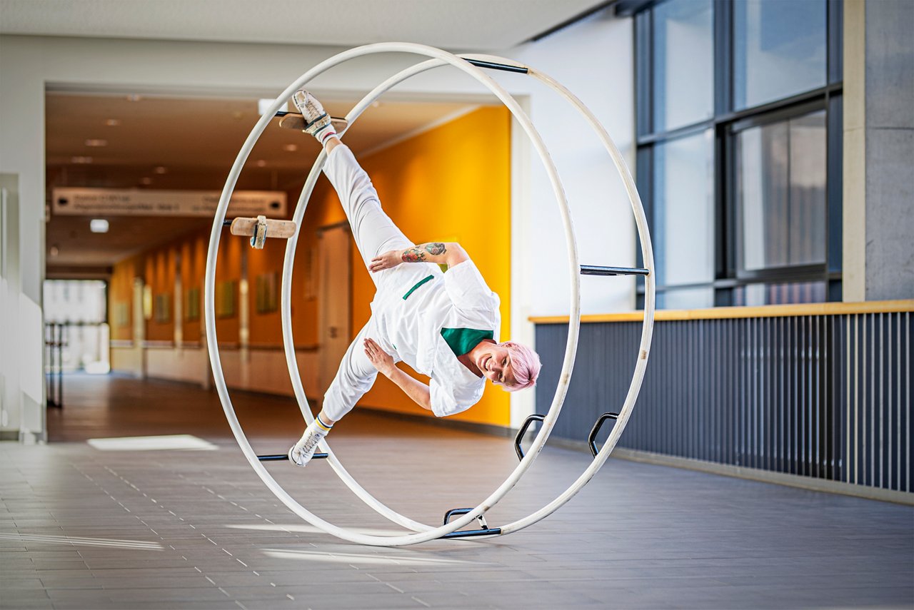 Pflegekraft Yvonne turnt Rhoenrad auf der Magistrale in Krefeld