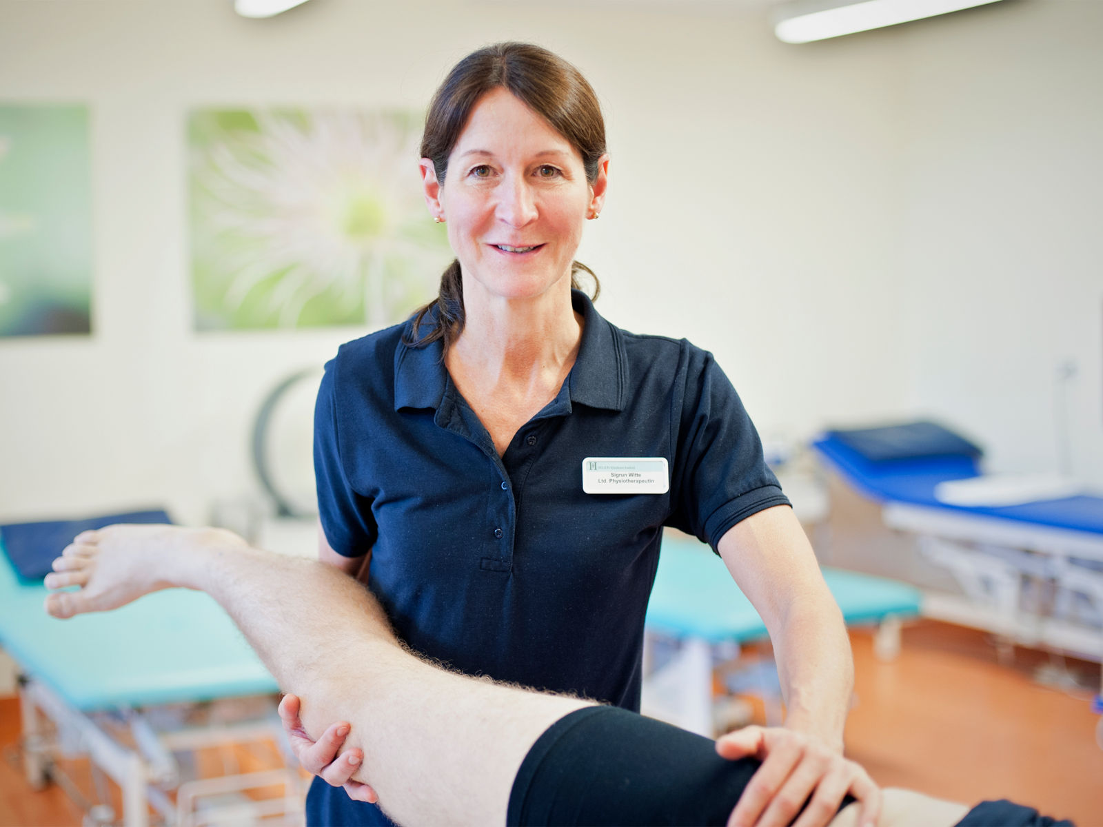 Physiotherapeutin bei einer Behandlung