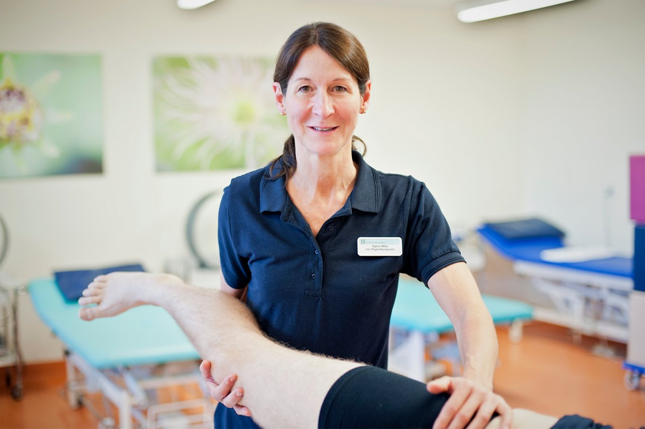 Physiotherapeutin bei einer Behandlung