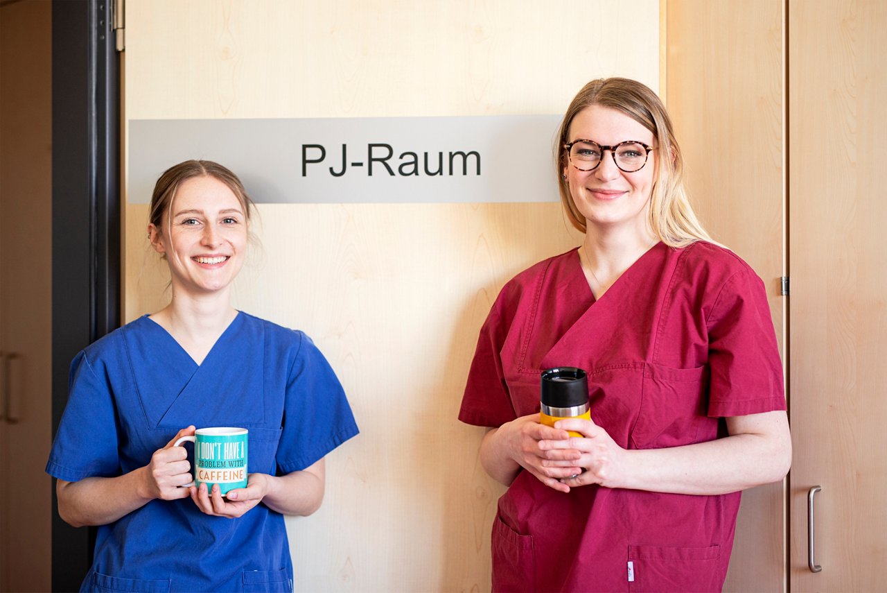 Zwei Medizin-Studentinnen im Praktischen Jahr