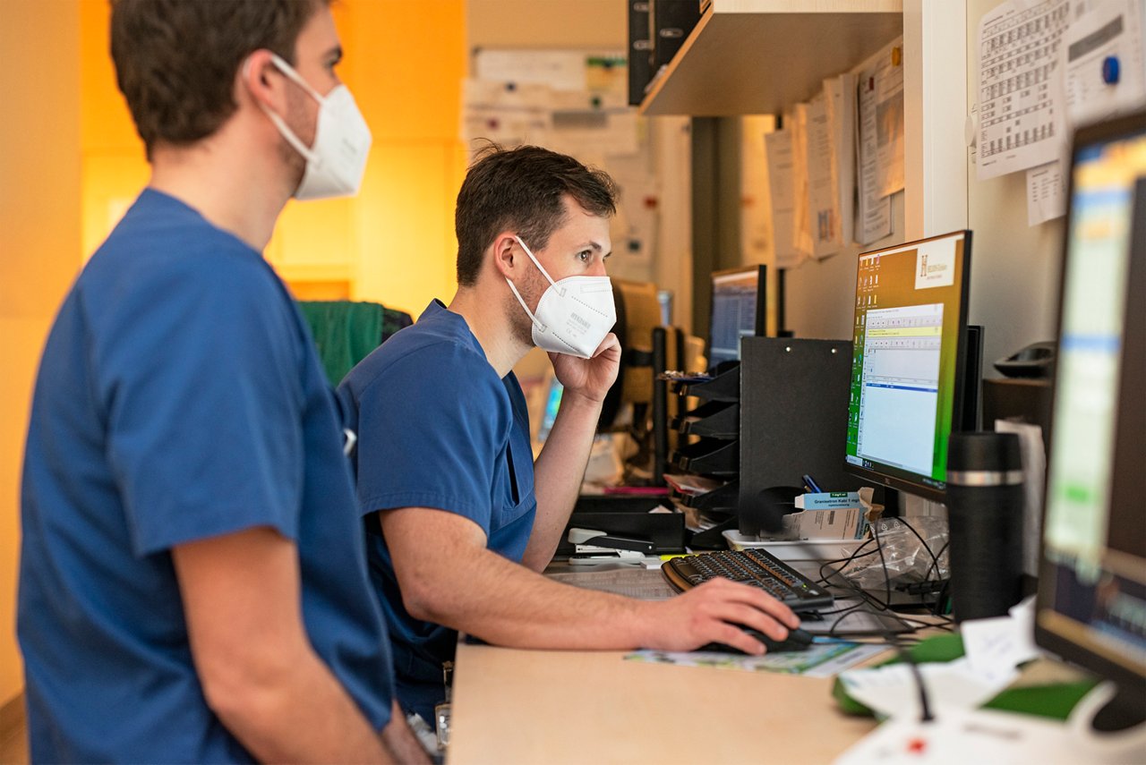 Zwei Laboranten arbeiten am PC