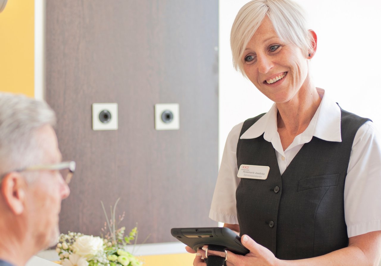 Mitarbeiterin mit Tablet in der Hand