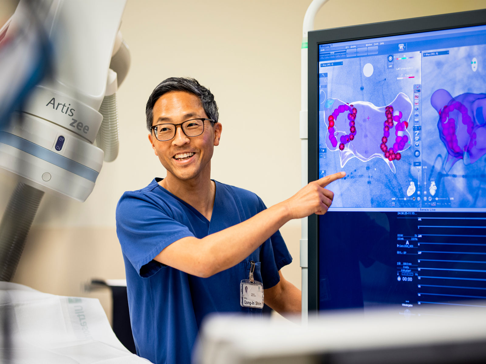 Dr. Shin zeigt am Monitor auf das Mapping einer Ablation