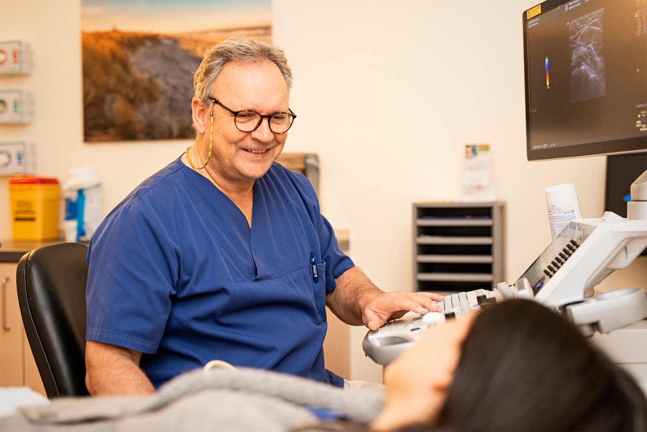 Chefarzt der Gefäßchirurgie bei einer Fallbesprechung