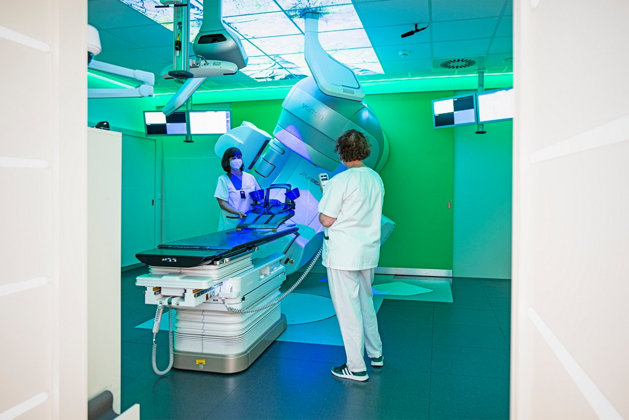 zwei Pflegekräfte stehen am Linearbeschleuniger der Strahlentherapie in Krefeld