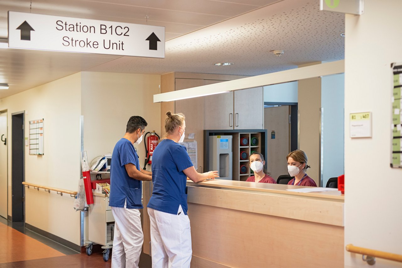 Ärzte und Pflegekräfte am Stationsstützpunkt der Stroke Unit in Krefeld