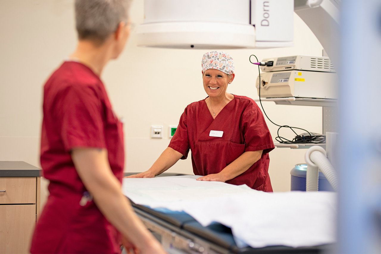 Unsere Urologie-Fachkräfte bereiten den Eingriffsraum für ein minimalinvasives Verfahren vor.