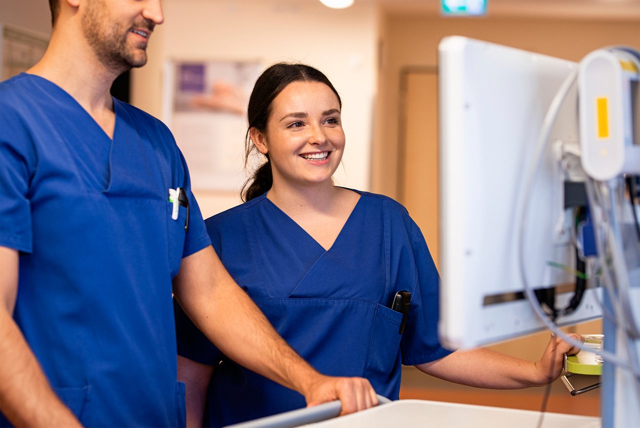Eine Ärztin und ein Arzt bei der urologischen Stationsvisite