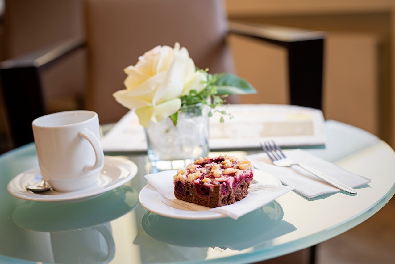 Kaffee und Kuchen am Nachmittag im Komfortbereich des Helios Klinikum Krefeld