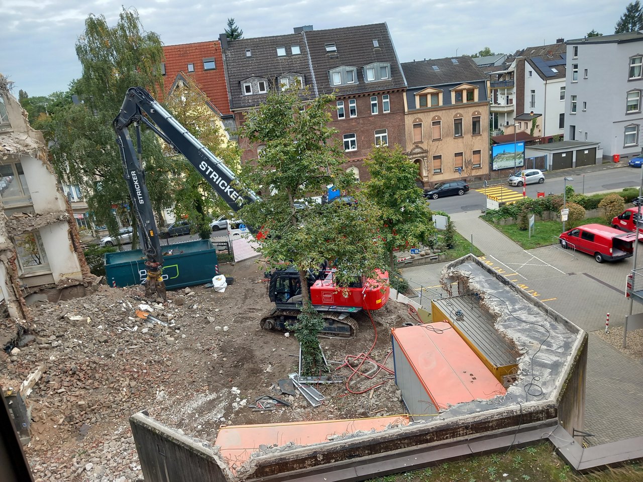 Wagenhalle und erste Gebäudemeter sind abgerissen (5.10.2023)