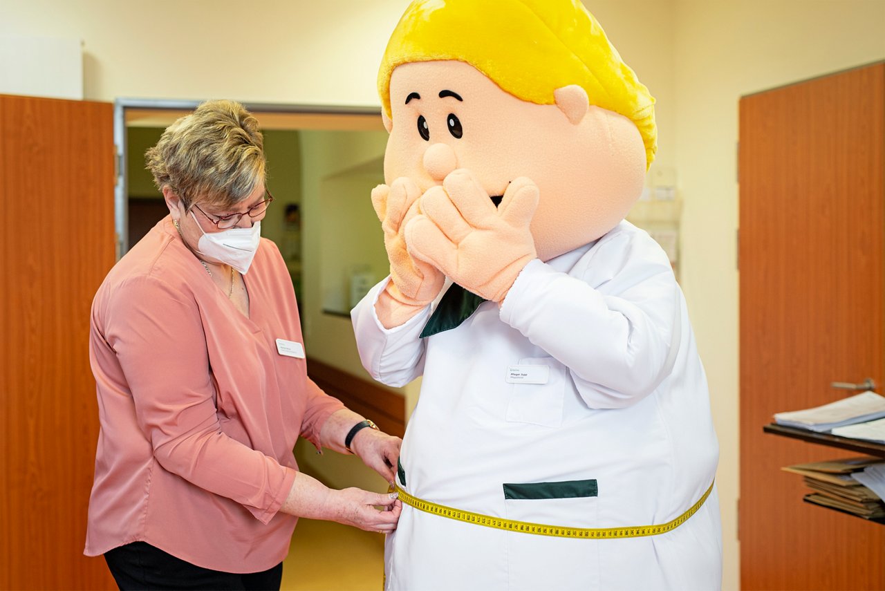 Pfleger Jupp wird im Adipositaszentrum Krefeld Niederrhein vermessen