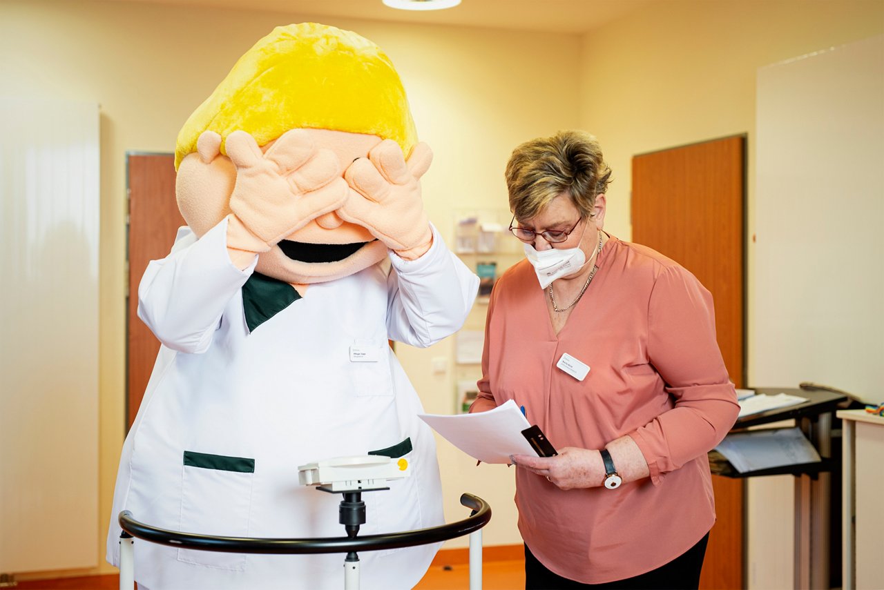 Pfleger Jupp wird im Adipositaszentrum Krefeld Niederrhein gewogen