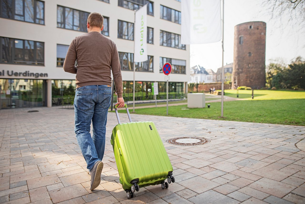 Patient auf dem Weg ins Helios St. Josefshospital Uerdingen