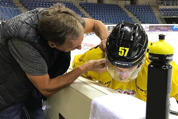 Martin Wazinski betreut einen Eishockeyspieler