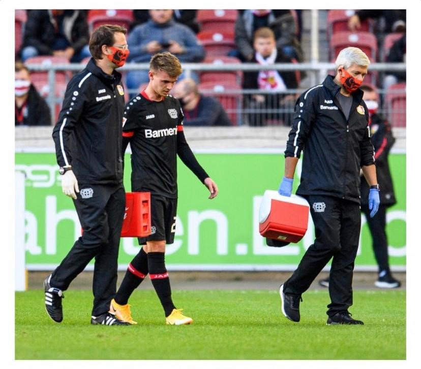Dr. Ehrenstein auf dem Spielfeld von Bayer 04 Leverkusen
