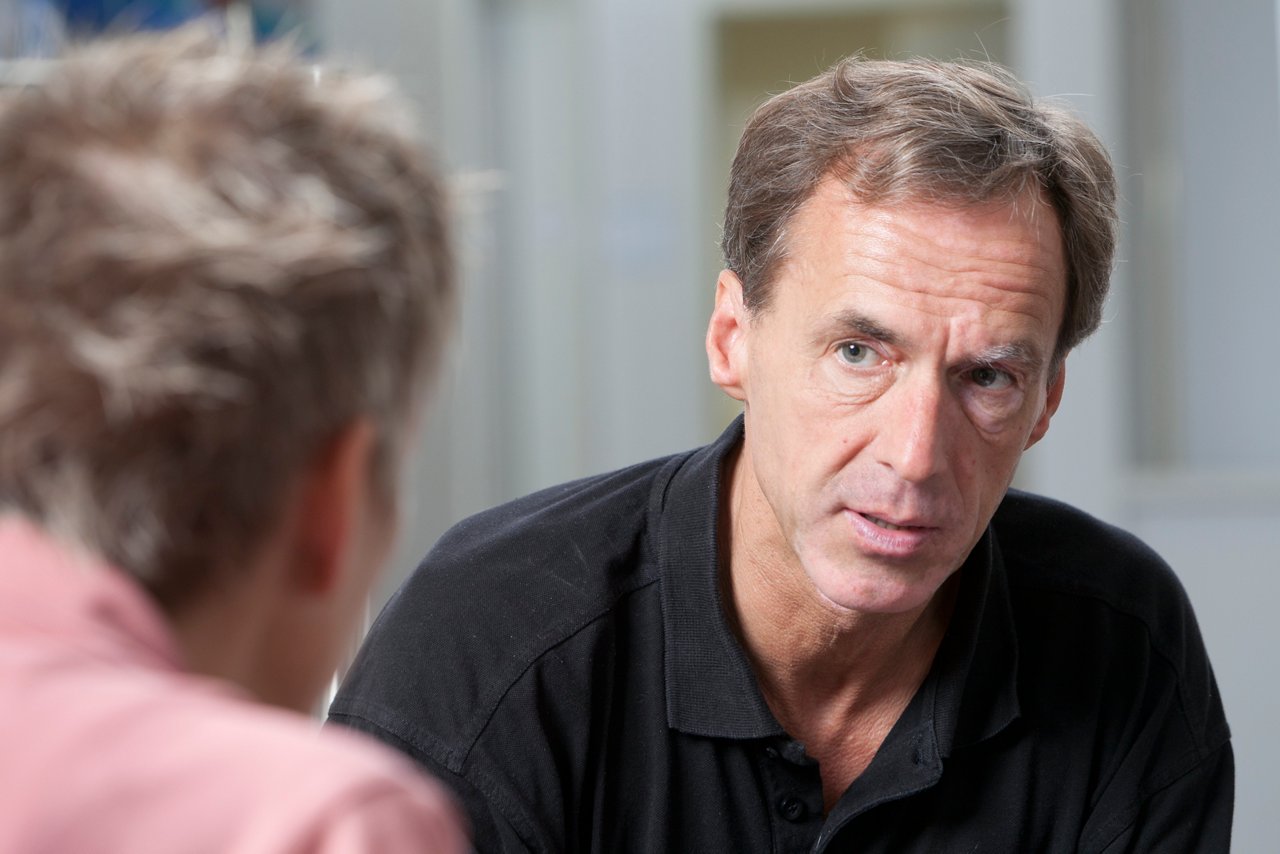 Arzt im Gespräch mit Patientin in der Helios Sportklinik Uerdingen