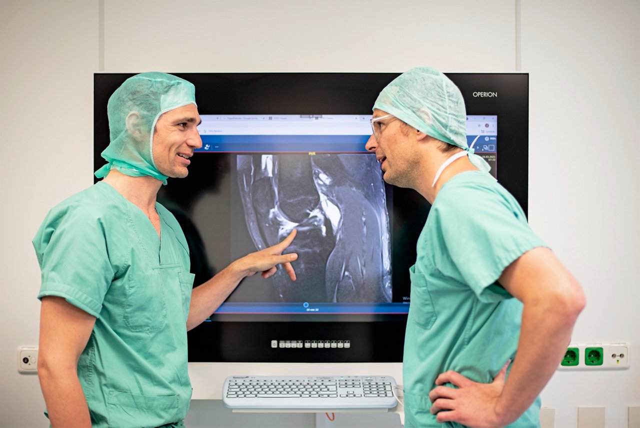 Dr. Ehrenstein und Jochen Urban vor der Kniearthroskopie