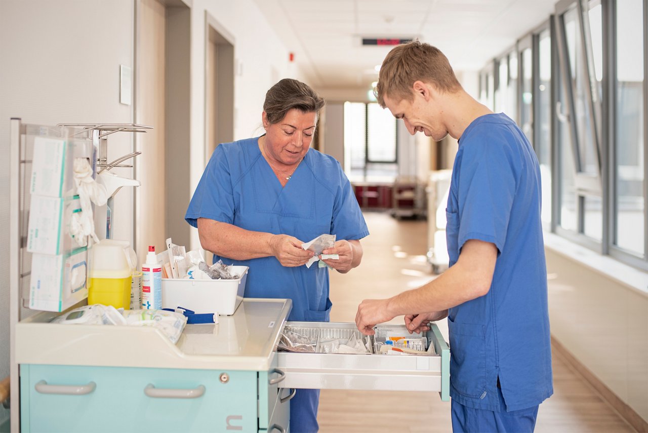Zwei Mitarbeitende bei der Vorbereitung von Medikamenten