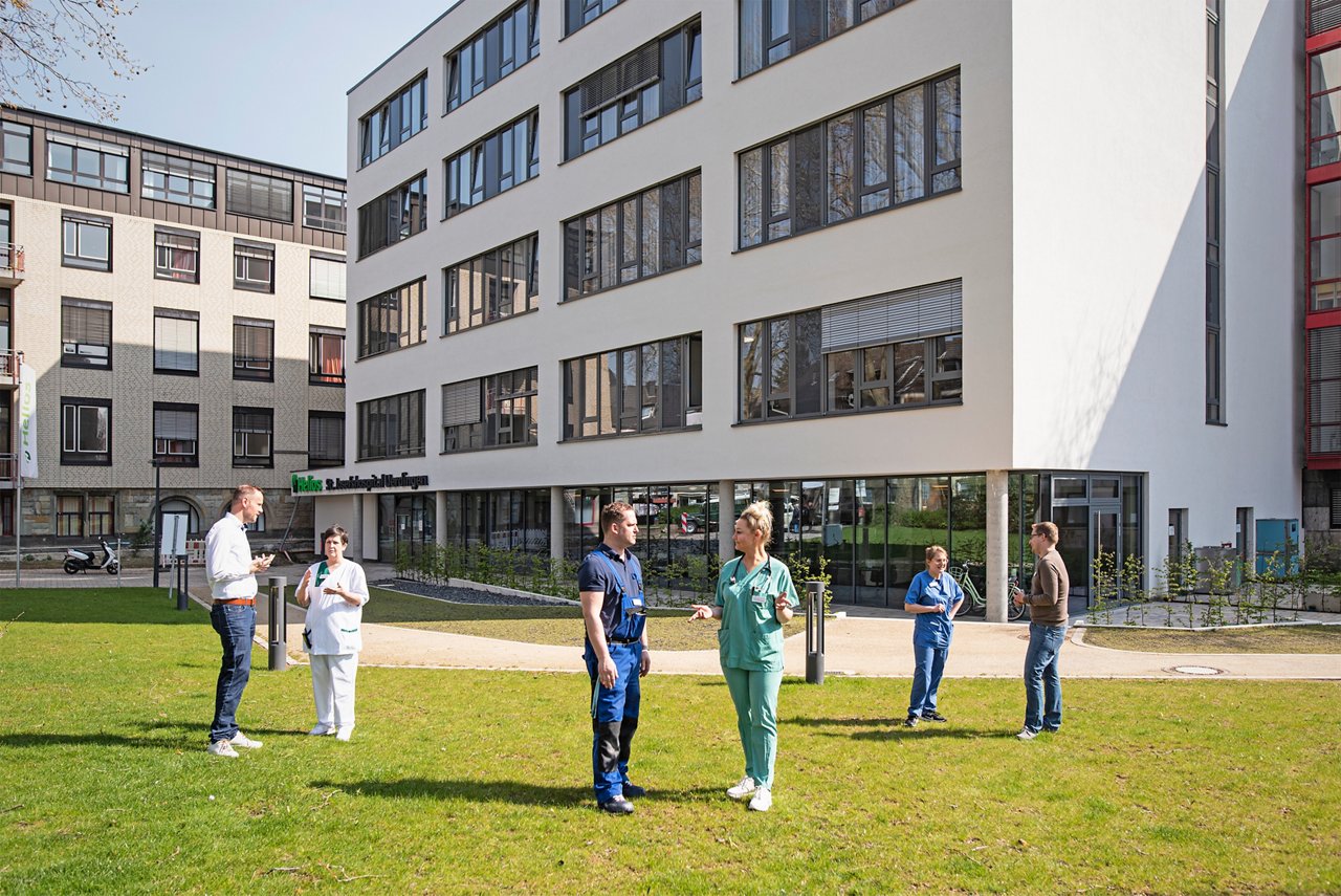 Vor den Türen des Helios St. Josefhospital Uerdingen