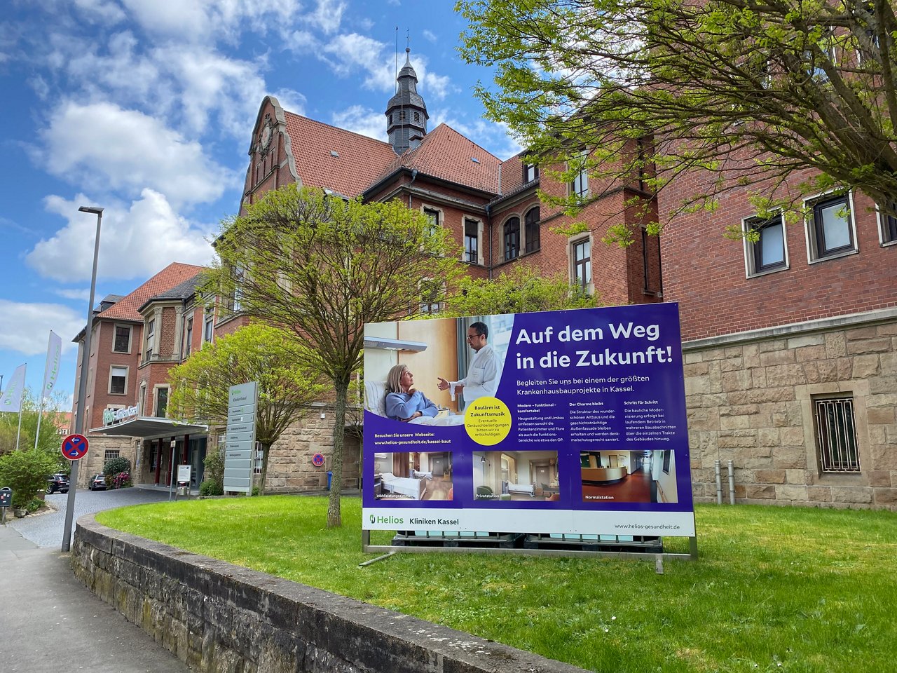 Bauschild vor dem Haupteingang