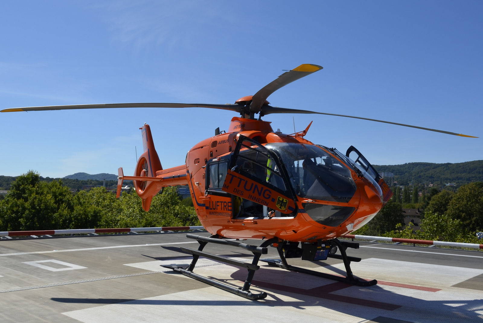Rettungshubschrauber auf dem Dach