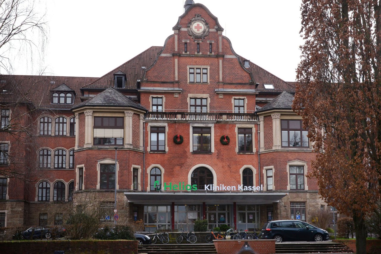 Helios Klinik Kassel, Wehlheiden (ehemals DRK-Kinik), Hansteinstraße 29 am 01.02.2022:&#xD;Neuer Schriftzug / Name: " Helios Kliniken Kassel "&#xD;über dem Haupteingang der Klinik. &#xD;Außenansicht Zugang / Eingang zur Klinik, Außenfassade.&#xD;&#xD;Krankenhaus, Pflege, Patient, ambulant, Kliniken, Rot Kreuz Krankenhaus, Rotes Kreuz, DRK, Logo, Leuchtschrift, Gebäude, Übernahme.&#xD;Bildmotiv von Pia Malmus. Foto