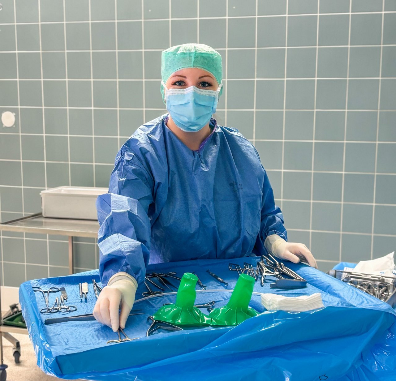 OP Pflegerin bei OP-Vorbereitung