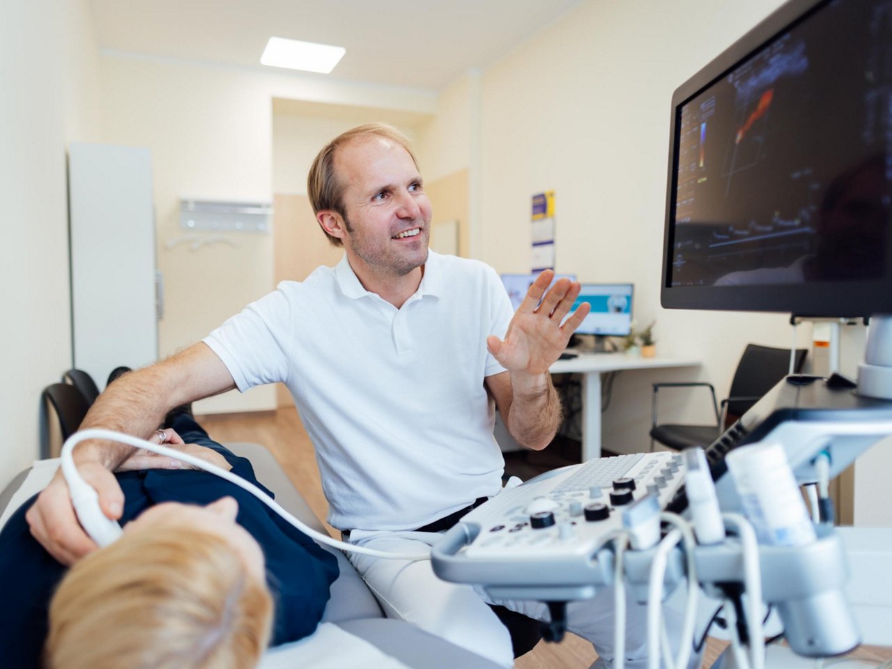 Herr Neuerer am Patienten