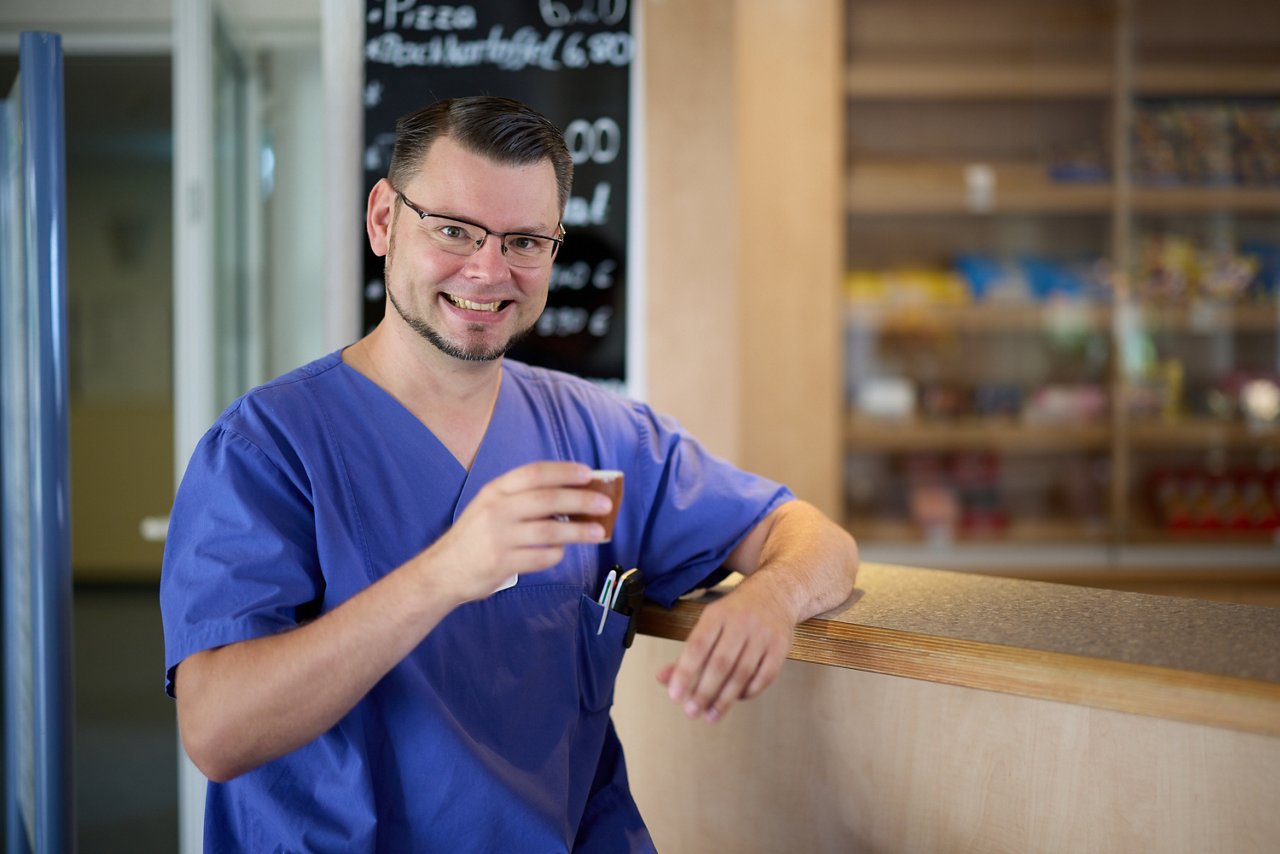 Atmungstherapeut Christian Fedder trinkt einen Espresso in der Cafeteria