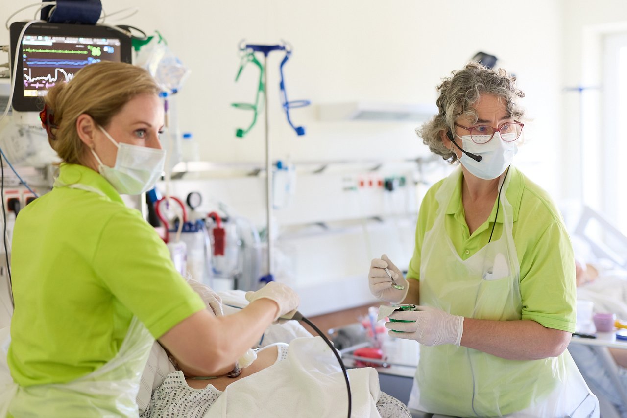 Logopädinnen bei einer Schluckuntersuchung 