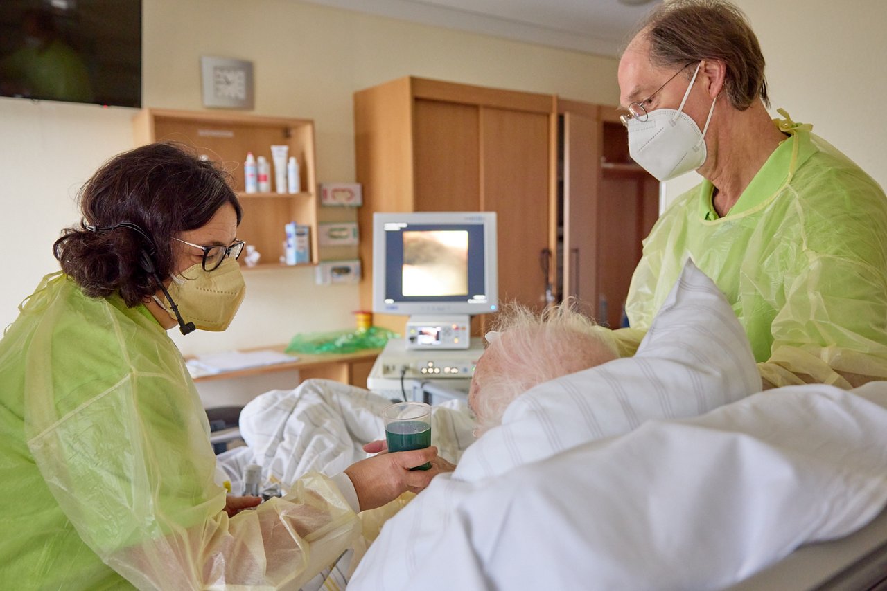 Logopäden bei der Schluckuntersuchung am Patientenbett