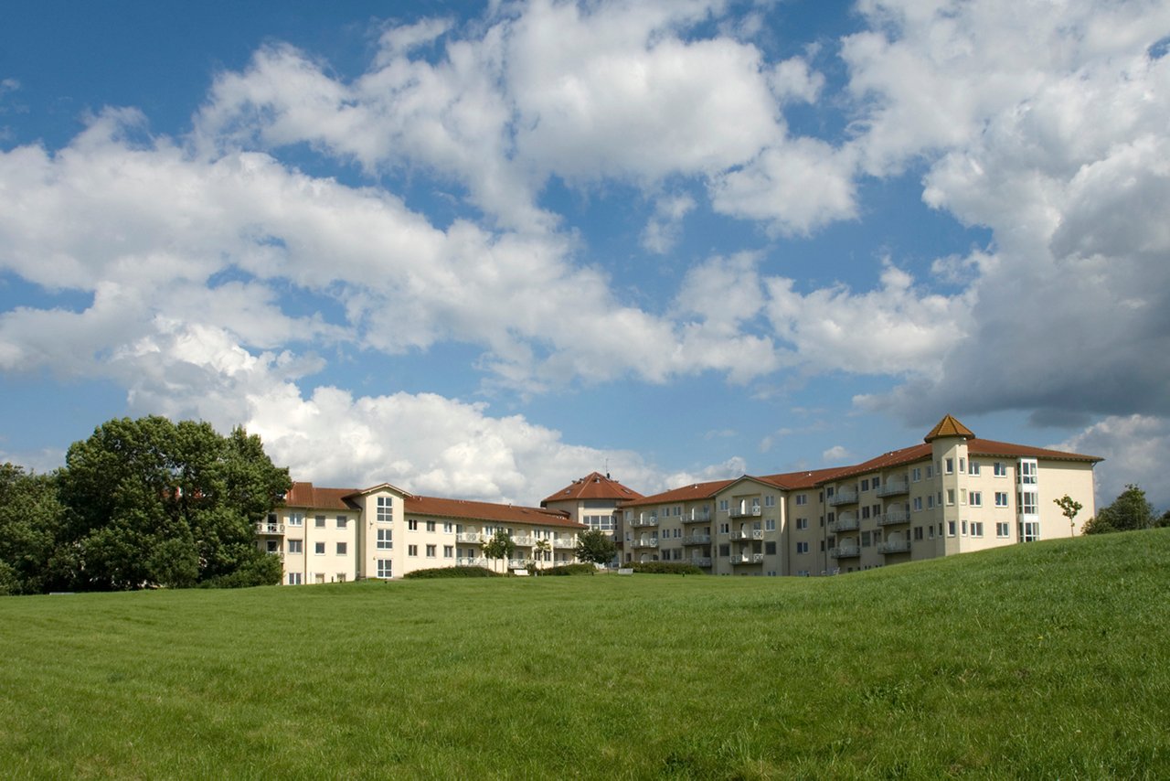 Blick auf die Helios Klinik Leezen von der Seeseite