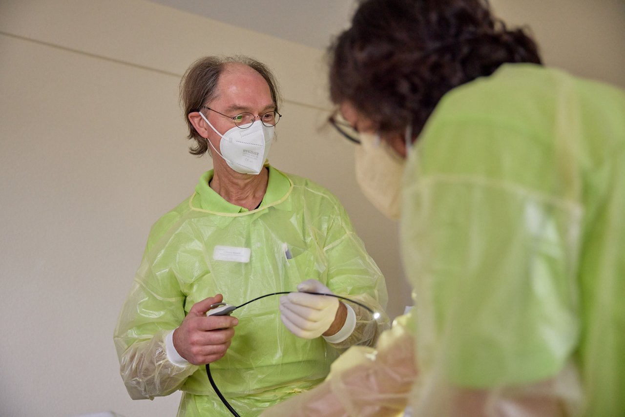 Logopädin bei der Schluck-Diagnostik mit Patienten