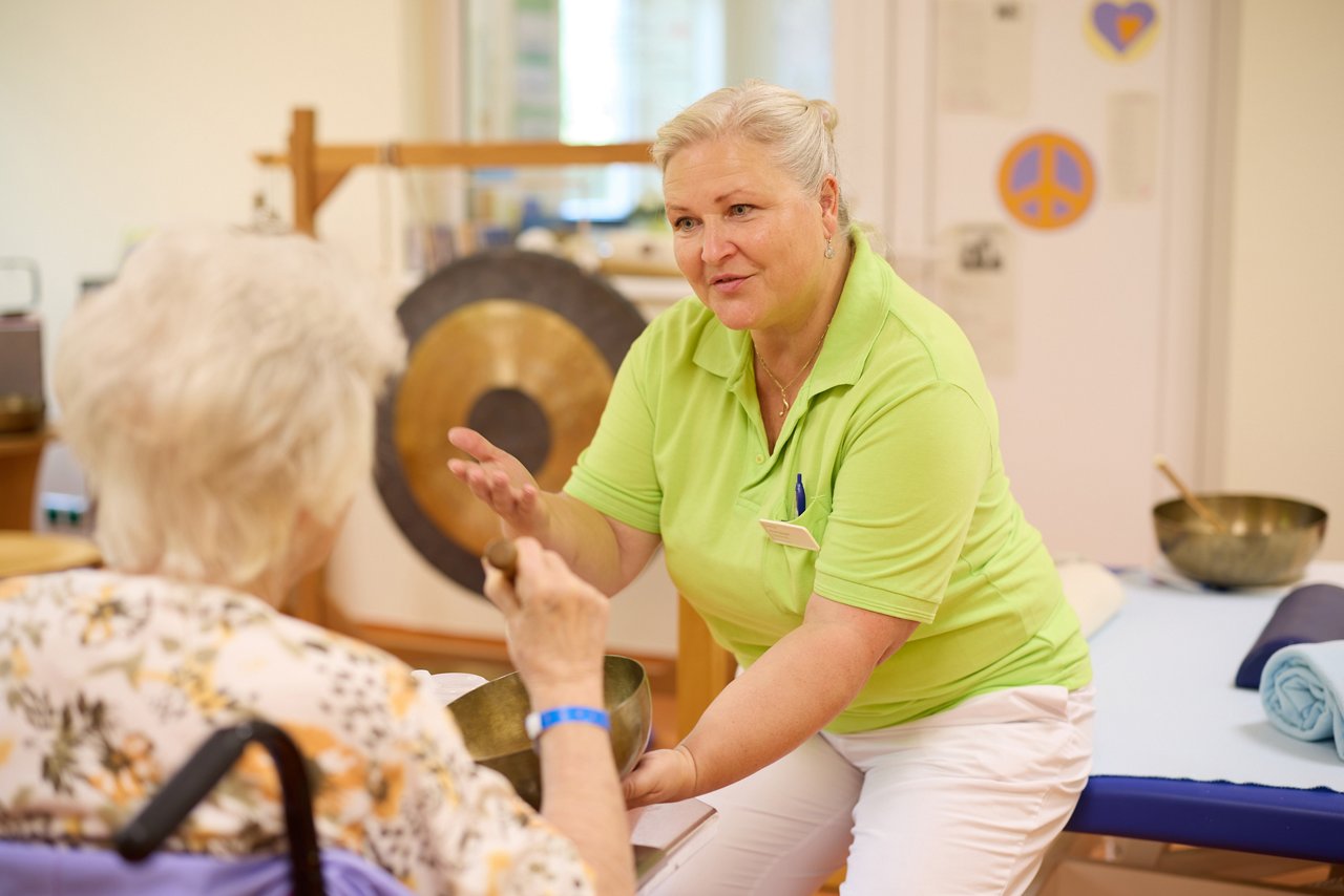 Musiktherapeutin und Patientin bei einer Klangschalentherapie