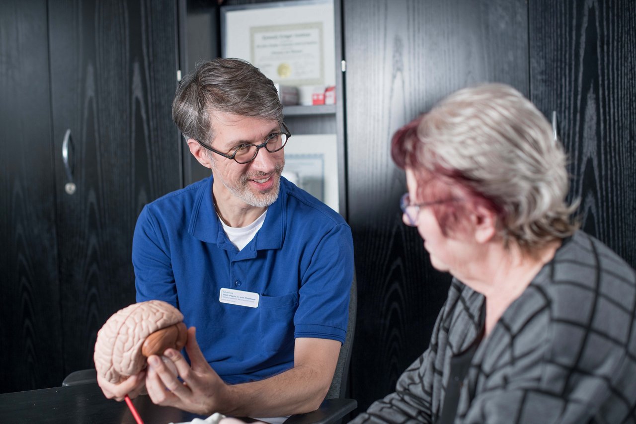 Psychologie im Gespräch mit einer Patientin.