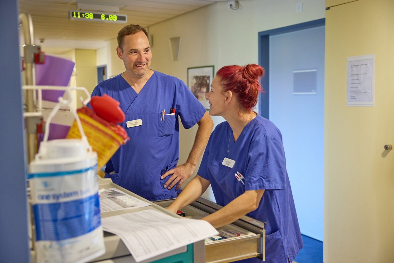Gesundheits- und Krankenpfleger:innen an einem Medikamentenwagen