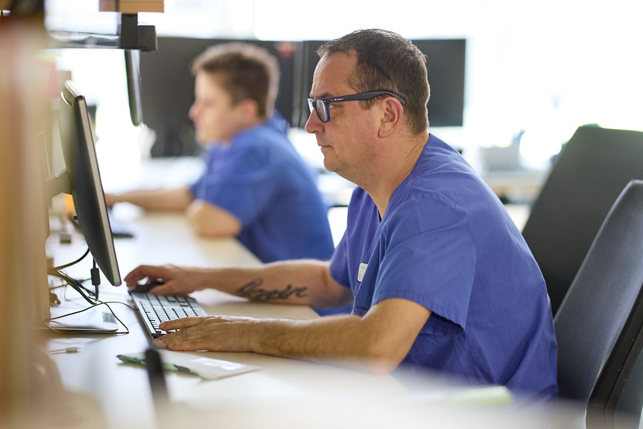 Pfleger dokumentiert Patientendaten am PC