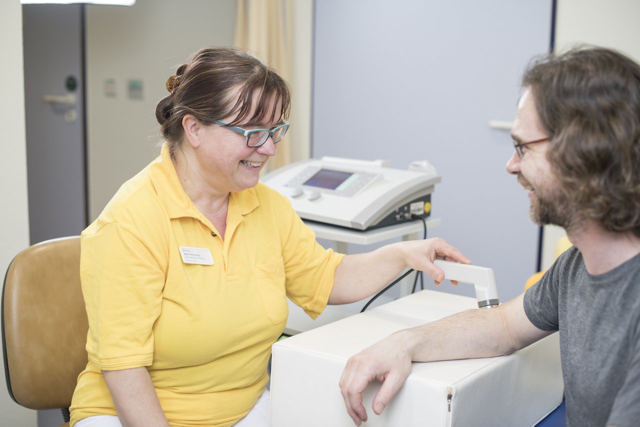 Therapeutin bei der Elektrotherapie