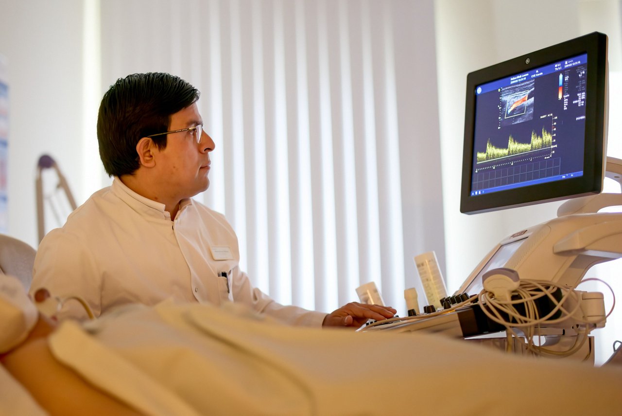 Arzt führt Sonographie bei einem Patienten durch