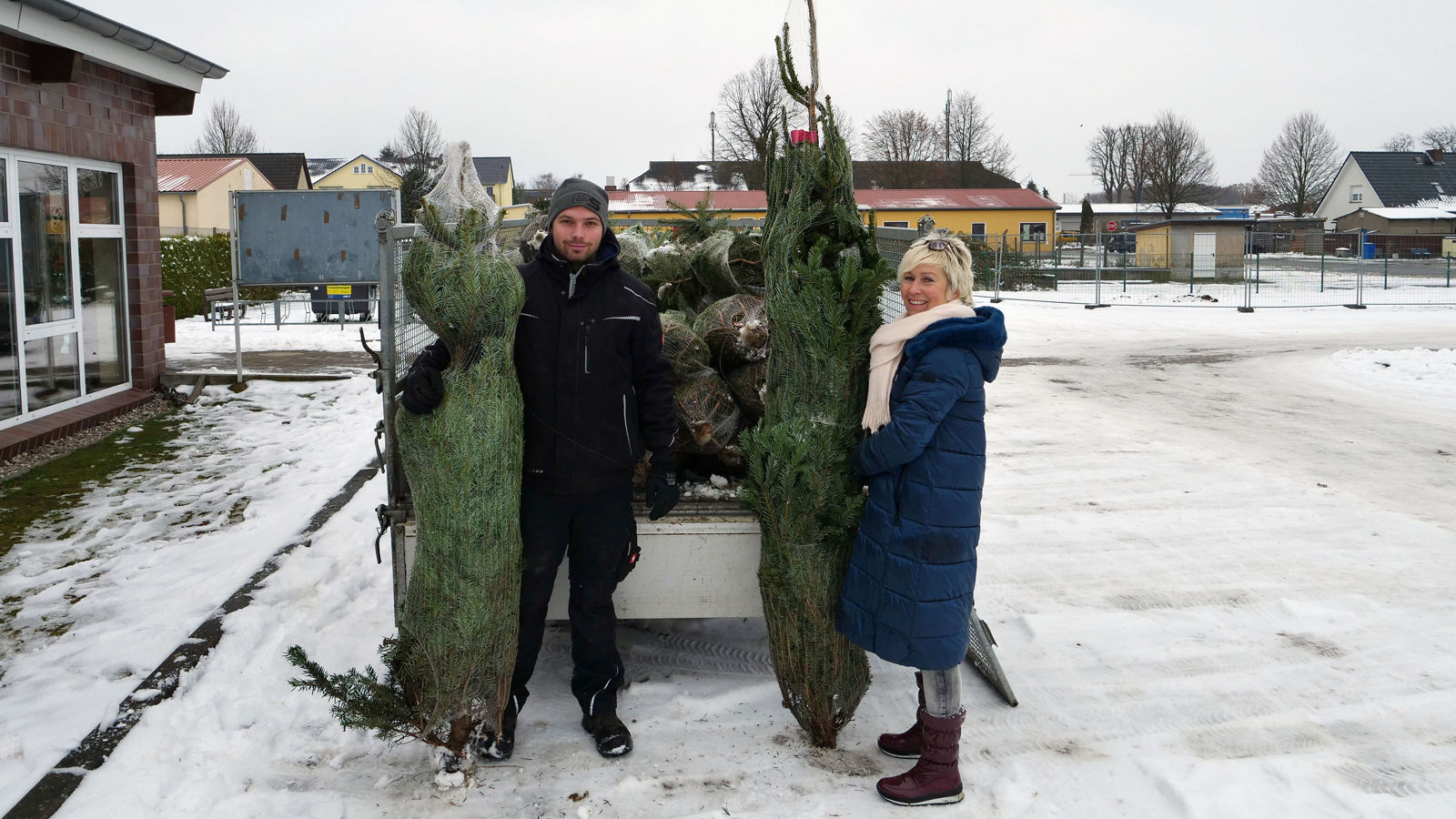 Übergabe Weihnachtsbäume 2023
