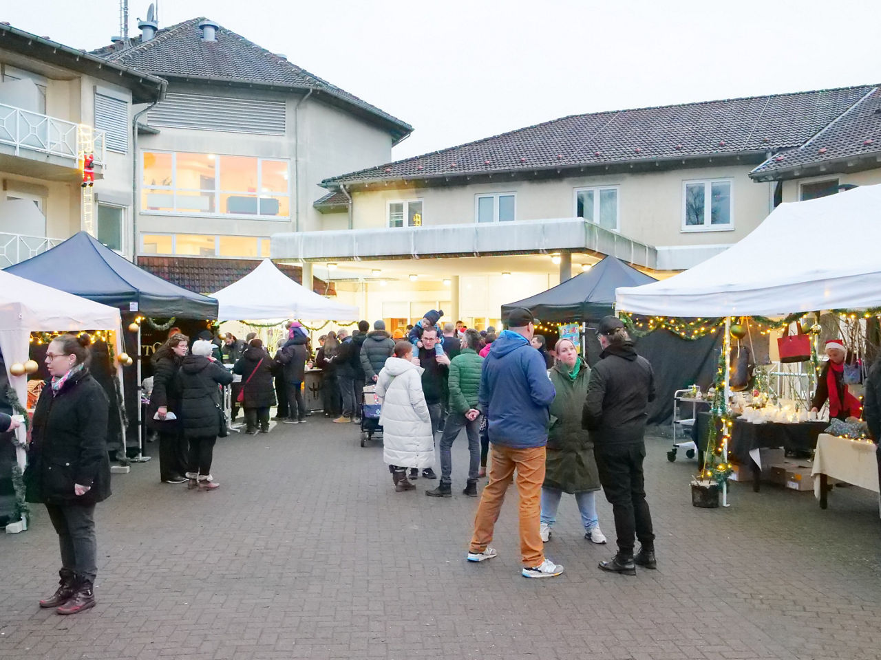 Begeisterte Gäste bei stimmungsvollem Weihnachtsmarkt 