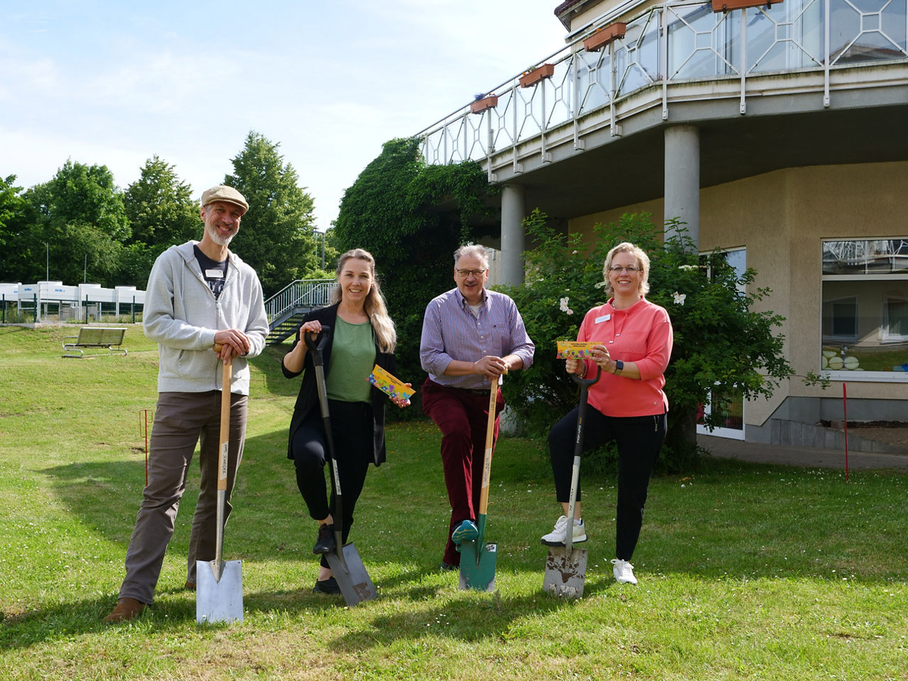 Schüler und Klinik-Mitarbeiter legten gemeinsam Wildblumenwiese an