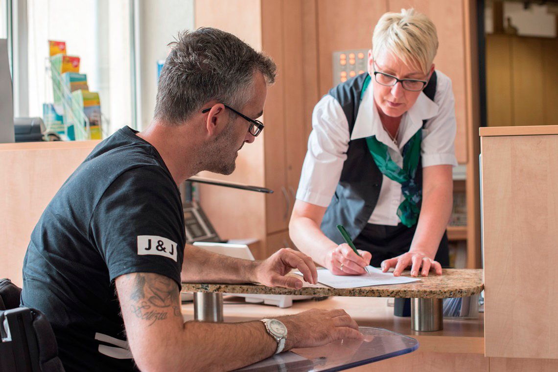 Unsere Mitarbeiterinnen an der Rezeption helfen bei offenen Fragen.