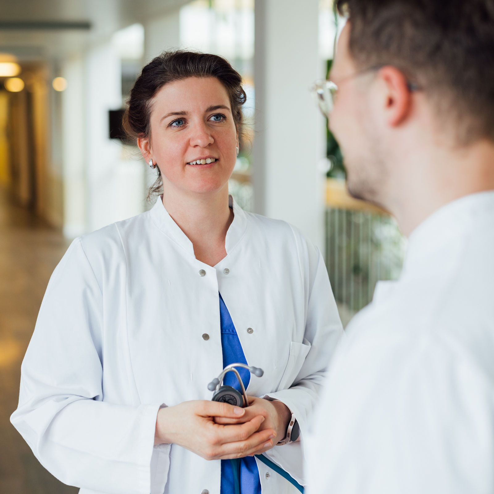 Dr. Schubert im Gespräch mit einem Assistenzarzt